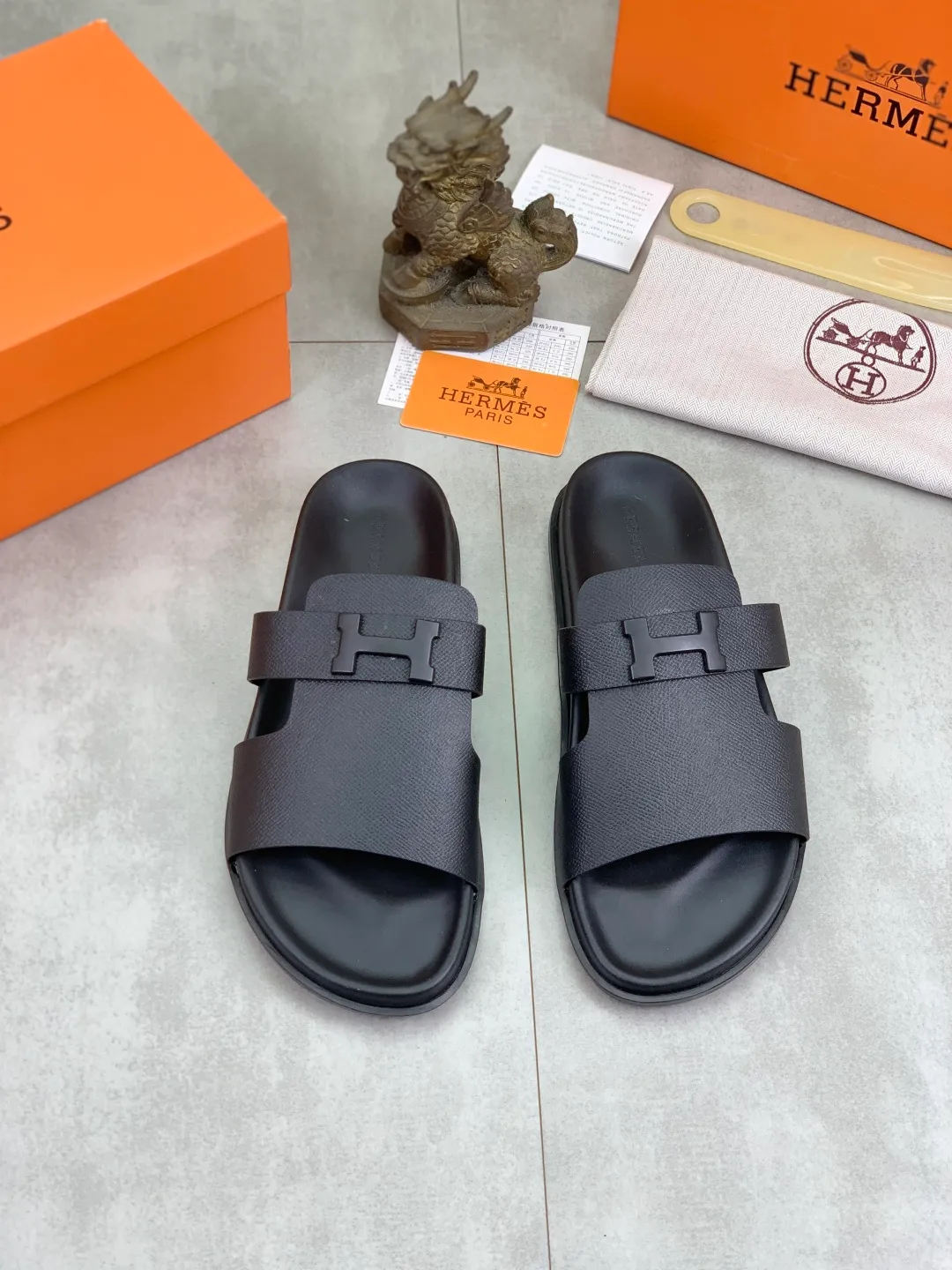 Men's shoes 💰P440 New [HERMES] high-end quality new Hermès slippers, made of imported cross-grain calfskin, wear-resistant and non-slip rubber outsole. Fashionable and elegant code number: 39-44 (38 45 46 customized)